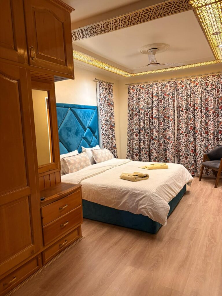 New Zamrood Holiday Home Deluxe Room Room Gallery in Srinagar
