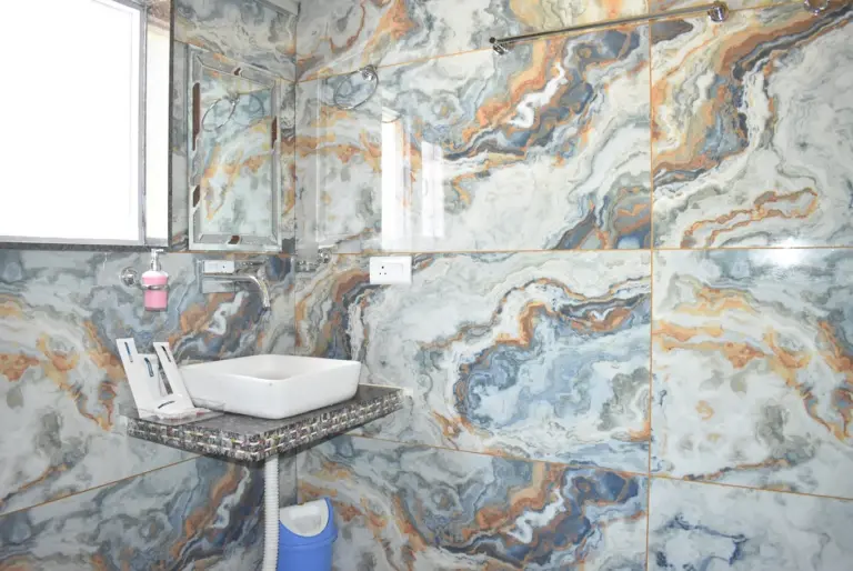 Hotel Dimond Dreams Pahalgam Super Delux Room Bathroom in Ganishpora Pahalgam