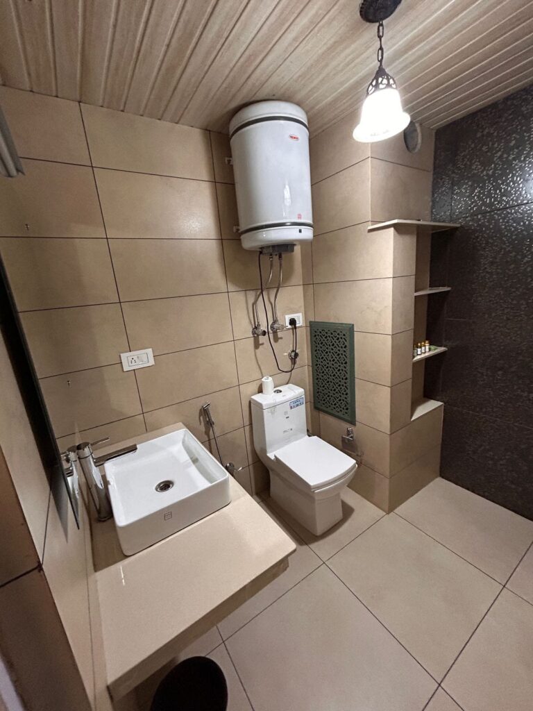 Hotel Duke Deluxe Room Gallery in Ghat no. 13 Opposite Dal Lake srinagar kashmir 190001