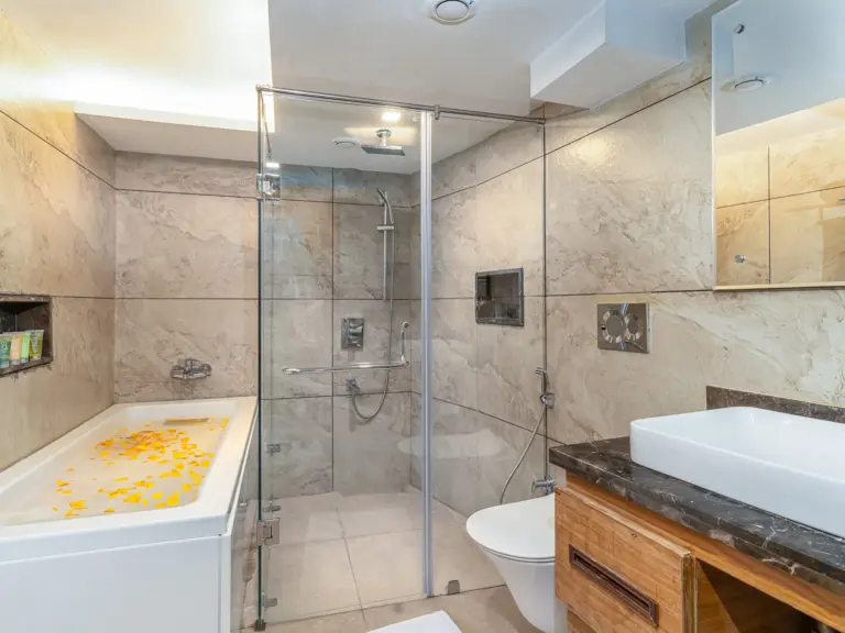 Hotel Central Park Srinagar | Premium Hotel Near Dal Lake | Book Online Executive Room (Bath Tub) Bathroom in Central Park Hotel, Munawarabad, Srinagar