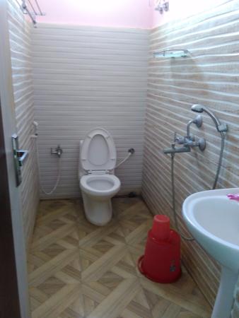The Sameer Resort, Batkoot Pahalgam Hotel Family Room Bathroom in Batkoot Pahalgam